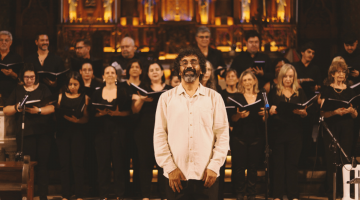 maestro na frente e músicos #paratodosverem
