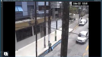 imagem mostra zelador despejando a tinta na rua #paratodosverem 