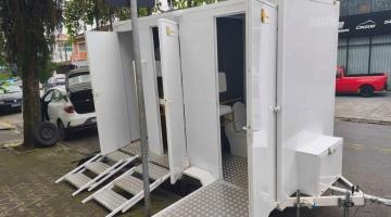 trailer de banheiro químico. #paratodosverem 
