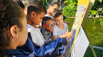 Alunos colocam a mão em cartolina #paratodosverem 