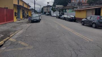 vista geral de rua com carros estacionados. #paratodosverem 