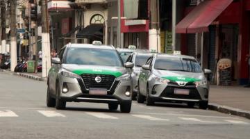 táxi rodando e outros estacionados. #paratodosverem 