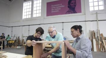 alunos durante aula na ecofábrica #paratodosverem 