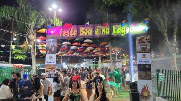 portal de entrada da festa onde se lê Festa Boa é na Lagoa e muita gente circulando. #paratodosverem