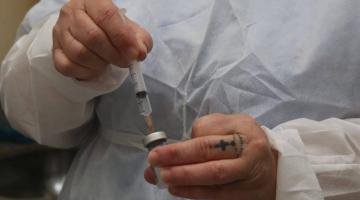 mãos de enfermeira preparam vacina #paratodosverem 
