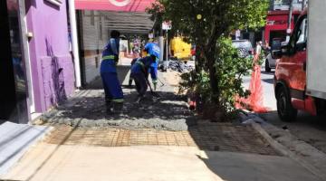 homens concretam calçada. #paratodosverem