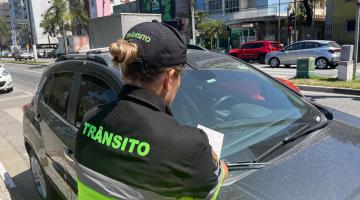 Agente coloca panfleto em carro #paratodosverem 