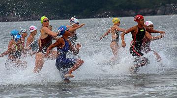 mulheres correndo dentro da água #paratodosverem