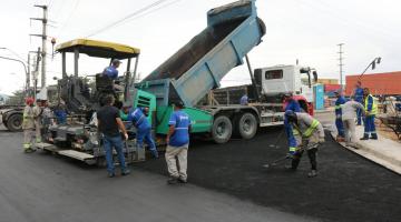 máquinas e homens atuam na obra #pracegover 