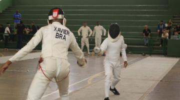 Atletas durante a disputa de esgrima #paratodosverem 