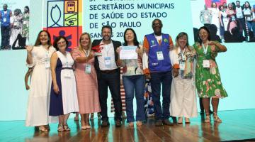 equipe da sáude mostra certificados e troféu #paratodosverem 