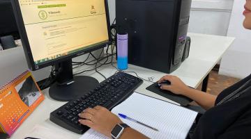 mulher acessando computador #paratodosverem 