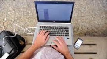 pessoa acessando o computador #paratodosverem