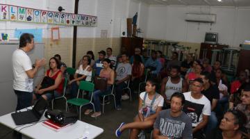 Pessoas assistem a palestra em sala de aula #pracegover 