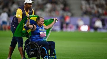 Santista Beth Gomes é bicampeã paralímpica no lançamento de disco e prata no arremesso de peso em Paris