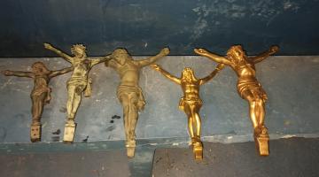 cinco escultura de bronze com Jesus crucificado. #paratodosverem