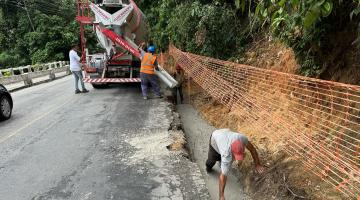 operários e máquina atuando em encosta de morro #paratodosverem