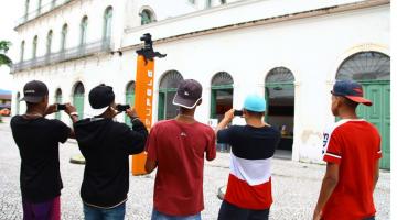 pessoas fotografam o museu pelé #paratodosverem