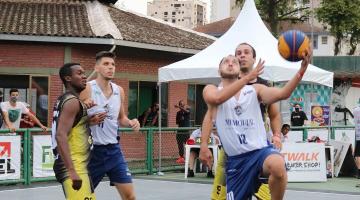 rapazes jogando basquete #paratodosverem 