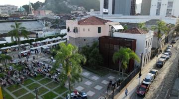 vista aérea do outeiro de santa catarina com o pátio e pessoas circulando. #paratodosverem