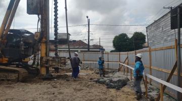 terreno em obras com máquina executando fundação. #paratodosverem