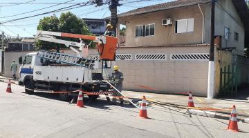 técnicos instalam luminária em poste #paratodosverem 