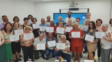 alunos posam para foto segurando os respectivos certificados de conclusão. #paratodosverem 