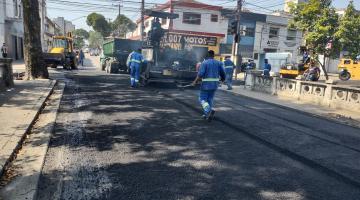 Homens e caminhão de pavimentação no canal 3. #paratodosverem