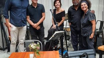 banda está em pé com instrumentos #paratodosverem 