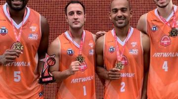 Quatro atletas exibem medalhas #paratodosverem