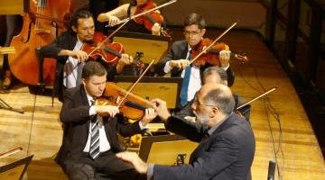 maestro conduz orquestra #paratodosverem 