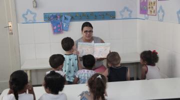 crianças em sala de aula #paratodosverem