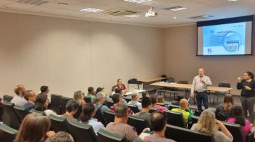 servidores estão sentados em auditório assistindo palestra. #paratodosverem