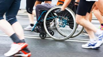 corrida com pessoas sem deficiência e um cadeirante. #paratodosverem