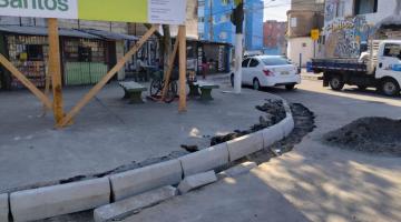 rua com guias e sarjetas em obras. #paratodosverem 