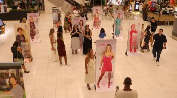 saguão com paineis com fotos de mulheres em tamanho natural. #paratodosverem