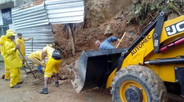 Material de obra irregular que desmoronou é recolhido. Confira a previsão da maré para este sábado