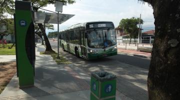 ônibus parado em ponto. #paratodosverem
