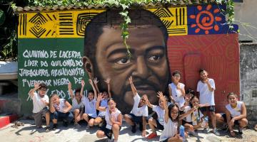 alunos posam em muram que homenageia heroi negro #paratodosverem 