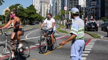 pessoas de bicicleta observadas por agente da CET #paratodosverem