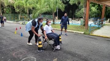 criança passa por circuito em cadeira de rodas #paratodosverem 