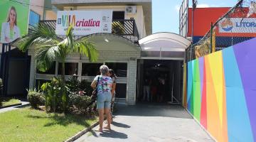 fachada de vila criativa com mulher de costas para a foto entrando na unidade. #paratodosverem 