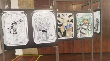 Desenhos em mangá expostos em painéis. #Pracegover