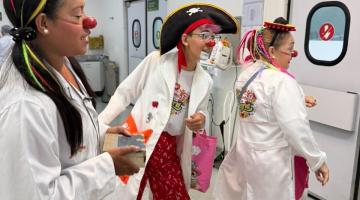três palhaças em corredor de hospital. #paratodosverem