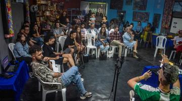 pessoas reunidas em sala #paratodosverem  