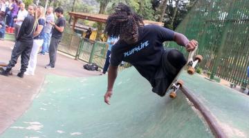 jovem com dificiência faz manobra de skate em rampa. #paratodosverem 