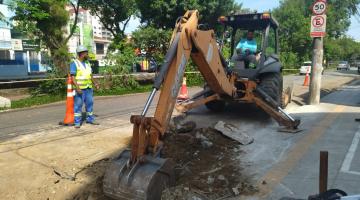 máquina trabalha na obra #paratodosverem