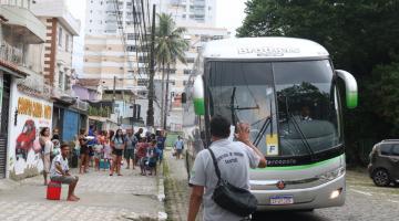 Agente aborda ônibus #paratodosverem