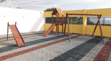Construção de creche em morro de Santos chega à etapa final