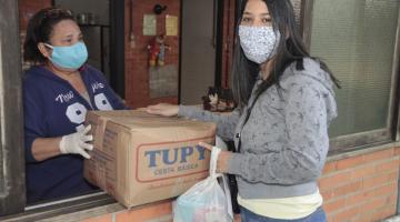 Alunos de mais cinco escolas municipais de Santos recebem cestas básicas 